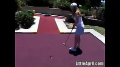 Petite Blonde Xnxx 'little April' Bevalt Zichzelf Buitenshuis