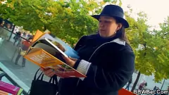 Jouer Chubby Brunette avec un cul énorme suce et roule Big Dick