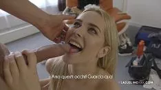 Jovem loira que sorri e chupa bem o pau