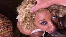 Reproducir La rubia y negra creada le chupa la polla sin piedad