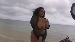 Reproduzir Deusa de Ebony 'Miss Exquisite' tenta na praia BTS em Firehousexxx