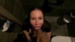 Jouer Fantasie taboue de la belle-mère: Cumming dans la chatte de son beau-fils dans un restaurant