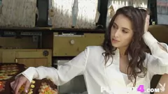 Oynat Boğucu MILF Uma Jolie'nin Kampçıdaki Ateşli Solo Oturumu