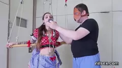 Reproduzir Uma querida com tesão é levada para um asilo para terapia anal extrema e foda na garganta