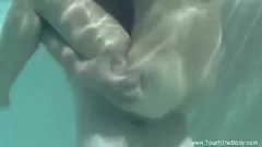 Reproducir Sensual MILF india le da un masaje erótico con aceite a su amante Desi con una gran polla