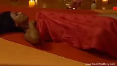 Odtwórz Przeżyj niesamowity zmysłowy masaż z tą erotyczną parą indyjską, która podnieca się olejkiem i intymnymi dotykami