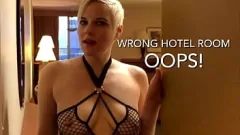 Oynat Hata! Yanlış Otel Odası Ateşli Sürtük Bir Yabancıyla Yoğun Ters Kovboy Kız Eylemine Yol Açıyor