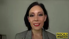 Redare O milf supusă în ciorapi este legată, deepthroated și lovită hardcore cu un vibrator