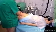 Jouer Il lui fait une piqûre et l'endort, puis la baise comme il l'entend
