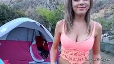 Reproduzir Uma jovem que adora foder na barraca