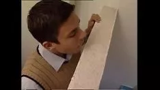 Afspelen Kijk hoe een babe in de badkamer over haar heen gaat en haar verkracht
