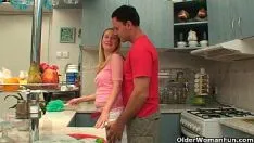 Jouer Romantique et incestueusement dangereux d'aimer avec sa jeune maman dans la cuisine