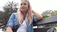 De blonde collega is een onverzadigbare teef die gefilmd wordt