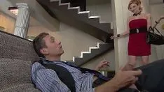 Afspelen De baas met een erectie neukt zijn teefsecretaresse op kantoor