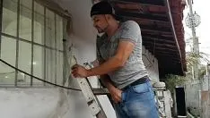 Odtwórz Widziany przez pracownika nago w łazience i zerżnięty w plecy