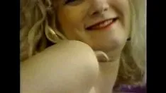 Jouer Blonde amateur filmée au téléphone quand elle fait une pipe