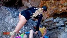 Odtwórz Mężczyzna w kajdankach jedzie na plaży przez blond policjantkę