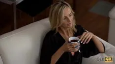 Reproduzir Depois de tomar café, ele pega seu pau na bucetinha do Papai Noel