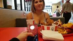 Abspielen Sex in der Öffentlichkeit mit einer jungen Muschi, die Sex im Handtuch von KFC hat