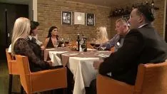 Jouer Sesso in un ristorante con una puttana bionda che fa sesso anale
