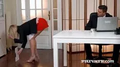 تشغيل الأمين مارس الجنس على الكرسي من قبل رئيسها