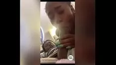 Reproducir Morena rumana salta sobre la polla y le gusta como el chico le folla el coño