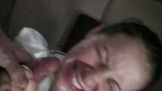 Abspielen Er steckt seinen Schwanz zum ersten Mal in ihren Arsch und sie mag es Xxx