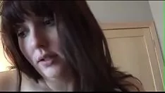 Odtwórz Brunetka bardzo ostro rucha syna w sypialni