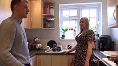 تشغيل أفلام إباحية عمة وابن أختها يعطيها قطعة في المطبخ