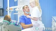 Redare Doctor stomatolog ce isi fute asistenta