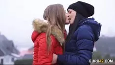 Jouer Le ragazze succhiano il cazzo anche nel freddo inverno