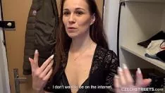 Abspielen Sowohl die Muschi als auch der Arsch sind auf Sex ohne Kondom vorbereitet