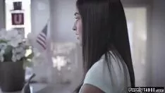 A jovem morena se oferecendo para chupar pau e fazer sexo