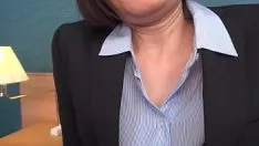 Oynat Esmerin çok büyük göğüsleri var ve bu adama ne kadar başarılı olduğunu göstermek istiyor