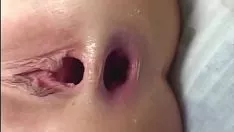 Oynat Sikini süper genç ve seksi bir sarışının kıçına ve amına sokuyor çünkü istiyor