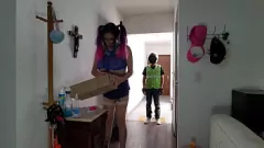 Reproduzir Ladyboy peituda em minissaia gosta de brincar anal com um grande consolo e esguichar orgasmo