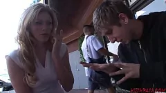 Afspelen Rondborstige blonde MILF geeft intens hardcore neuken aan opgehangen jonge knapperd