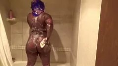 تشغيل الأبنوس آلهة Twerks عارية في الحمام - كبير الحمار الإباحية