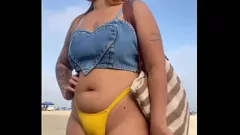 Afspelen Bochtige brunette Dai Belan krijgt zandpoesje op het strand