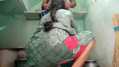 Jouer Desi zia pompino per bagno e incontro a doggystyle