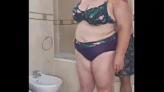 Oynat Kıvrımlı MILF, kıçını ve kedi arasında yeterince kum alamıyor