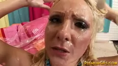 Abspielen Jordan White nimmt mehrere Gesichtsbehandlungen im intensiven Gangbang
