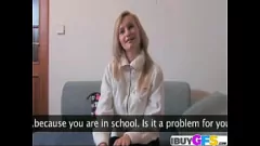 أشقر في سن المراهقة يلقي الأريكة اللعنة مع الثدي الطبيعية الكبيرة