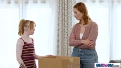 Jouer La belle-mère et la belle-fille lesbiennes partagent un baiser inattendu et plus