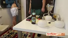 Abspielen Die schmutzige Doggystyle -Sitzung der europäischen Frau mit dem Klempner